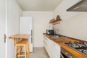 Coffee/tea maker, fridge, microwave, oven