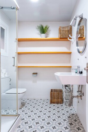 Regadera, secadora de cabello, toallas 