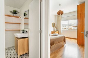 4 Schlafzimmer, Schreibtisch, Bügeleisen/Bügelbrett, WLAN