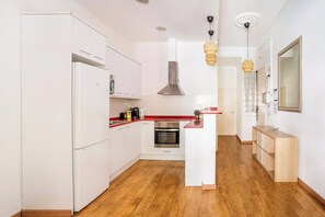 Fridge, microwave, oven, stovetop - Pl Universitat Bright and cozy 2BD - 2BTH (Barcelona)