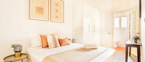 2 habitaciones, escritorio, tabla de planchar con plancha y wifi