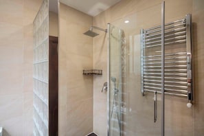 Douche, sĂšche-cheveux, serviettes fournies