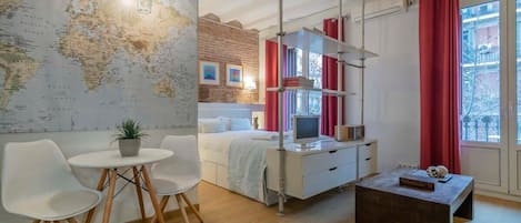 2 bedrooms, desk, iron/ironing board, WiFi