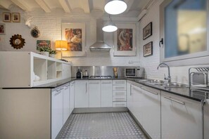 Fridge, microwave, stovetop, coffee/tea maker - Exclusive 2 bedroom apartment in the city center! (Barcelona)