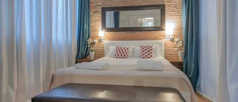 2 bedrooms, desk, iron/ironing board, WiFi