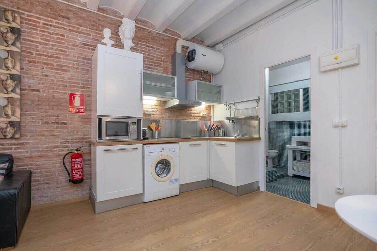 Réfrigérateur, micro-ondes, plaque de cuisson, cafetière/bouilloire