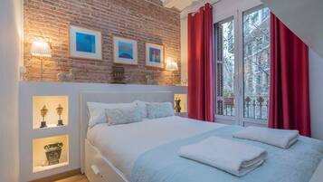 2 slaapkamers, een bureau, een strijkplank/strijkijzer, wifi