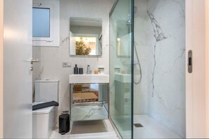 Shower, hair dryer, towels - Luxury 4-bedrooms in Rambla de Catalunya (Barcelona)