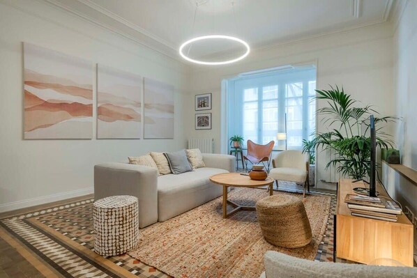 Un salon moderne avec un canapé, une table basse et des objets de décoration.