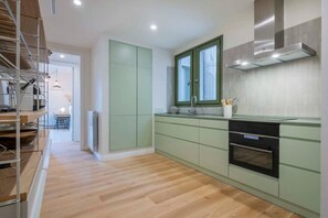 Réfrigérateur, four à micro-ondes, un four, surface de cuisson