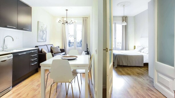 Eine moderne Wohnung mit Küche, Essbereich und Schlafzimmer.