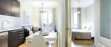 2 bedrooms, desk, iron/ironing board, WiFi