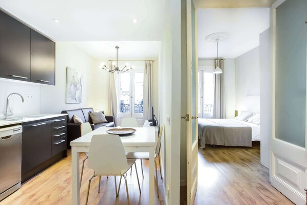 2 Schlafzimmer, Schreibtisch, Bügeleisen/Bügelbrett, WLAN