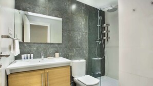 Ein modernes Badezimmer mit Dusche, Toilette und Waschtisch.