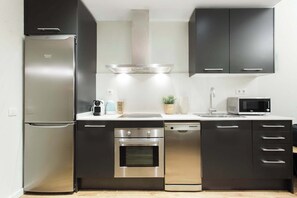 Fridge, microwave, oven, stovetop - 2 bedroom in Las Ramblas, next to the beach! (Barcelona)