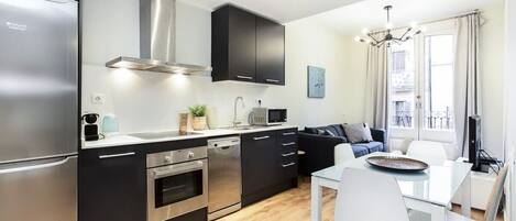 Réfrigérateur, micro-ondes, four, plaque de cuisson