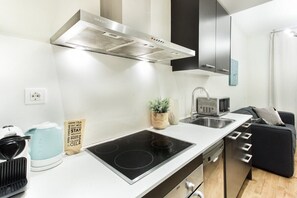 Fridge, microwave, oven, stovetop - Centric 2bedroom in Las Ramblas (Barcelona)