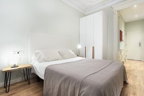 2 bedrooms, desk, iron/ironing board, WiFi - Centric 2bedroom in Las Ramblas (Barcelona)
