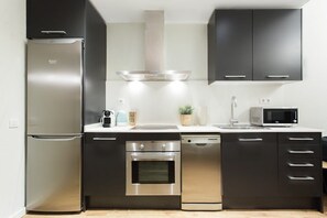 Køleskab, mikrobølgeovn, ovn, kogeplade