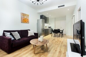 TV, offices - Centric 3bedroom in Las Ramblas (Barcelona)