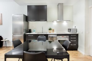 Kühlschrank, Mikrowelle, Ofen, Herdplatte