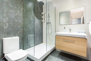 淋浴设施、吹风机、毛巾