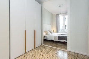 4 bedrooms, desk, iron/ironing board, WiFi