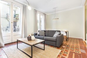 TV, offices - Las Ramblas large 4bedroom with terrace (Barcelona)