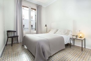 4 bedrooms, desk, iron/ironing board, WiFi - Las Ramblas large 4bedroom with terrace (Barcelona)