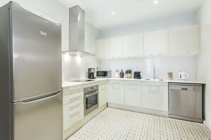 Kylskåp, mikrovågsugn, ugn och spishäll