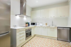 Frigorífico, microondas, horno y placa de cocina