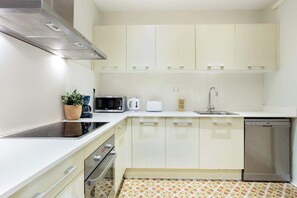 Fridge, microwave, oven, stovetop - Next to the beach - Las Ramblas 4 bedroom with balcony (Barcelona)