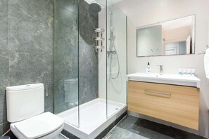 Regadera, secadora de cabello, toallas 