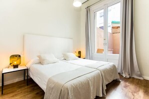 4 bedrooms, travel crib, WiFi, bed sheets - Centric 4bedroom with terrace in Las Ramblas (Barcelona)