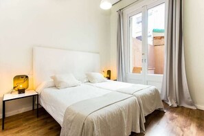 5 Schlafzimmer, Schreibtisch, Bügeleisen/Bügelbrett, WLAN