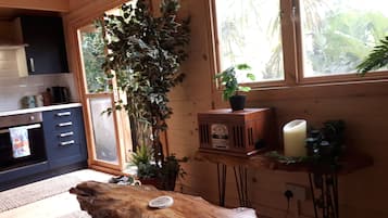 Cabin, 1 Queen Bed | Dining