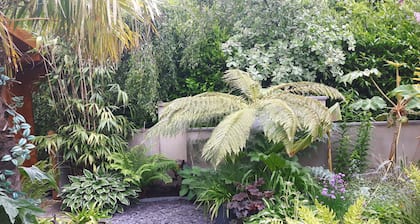 Cabin set in a Beautiful Romantic Tropical Garden