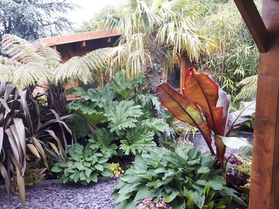 Cabin set in a Beautiful Romantic Tropical Garden