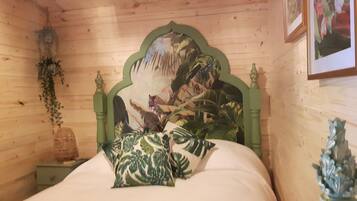 1 bedroom, bed sheets