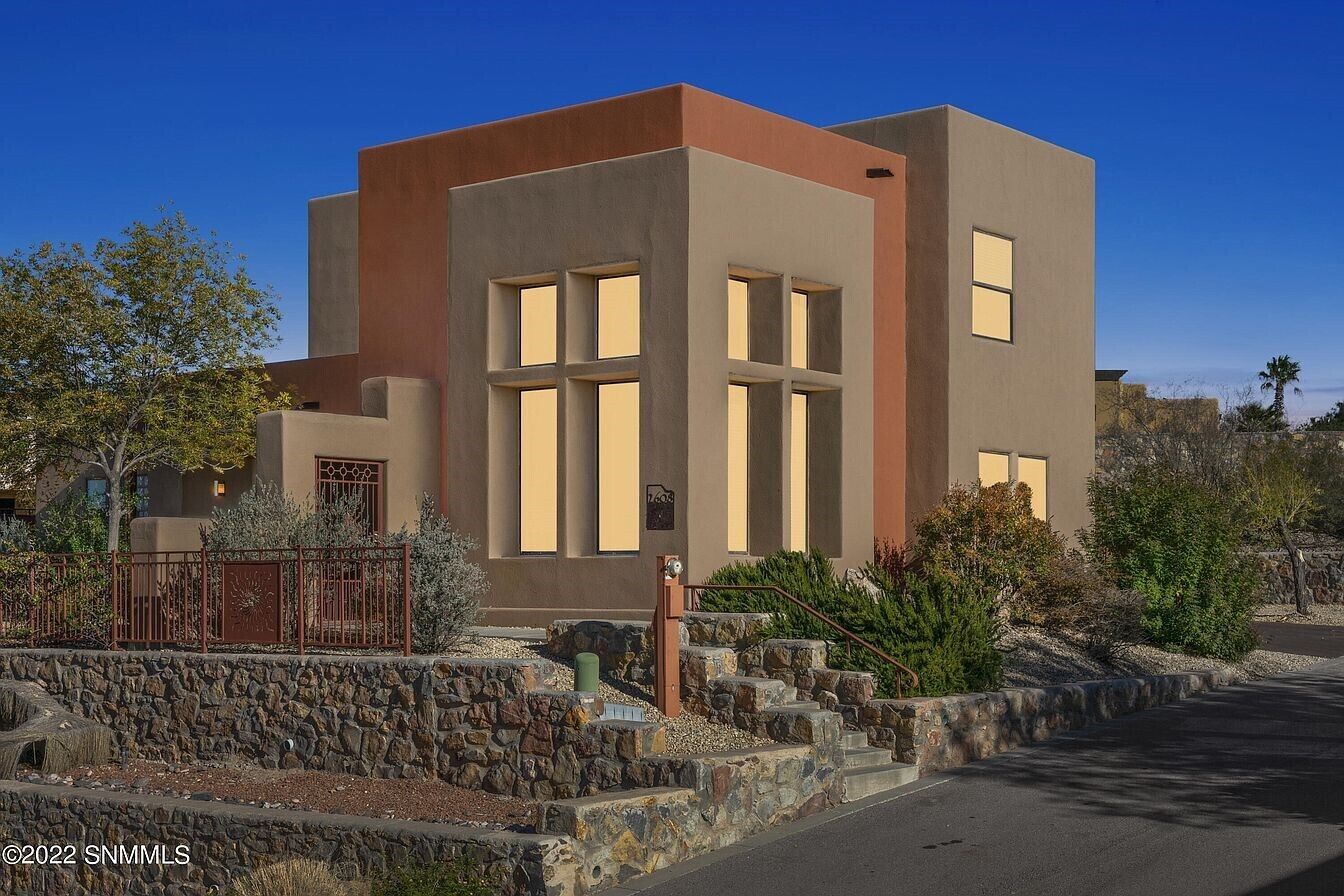 Stylish home with jacuzzi bath and MT views 