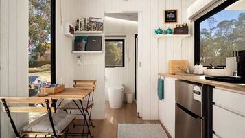 KylskÄp, mikrovÄgsugn, spishÀll och brödrost