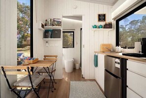 Réfrigérateur, four à micro-ondes, surface de cuisson, grille-pain