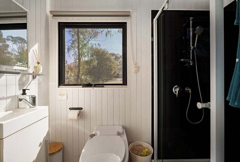 Douche, séchoir à cheveux, serviettes fournies