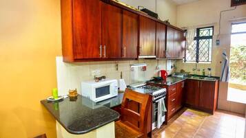 Cottage | Private kitchen | Fridge, microwave, oven, electric kettle
