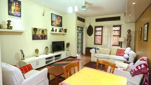 Cottage | Living room | Fireplace - Captivating 2-bed Cottage in Kampala (Kampala)