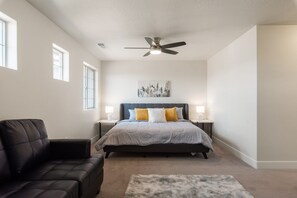 3 soverom, skrivebord, strykejern/-brett og reiseseng for barn