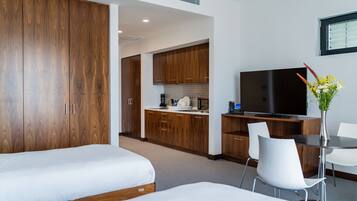 Two Bedroom Suite | Una cassaforte in camera, tende oscuranti, insonorizzazione