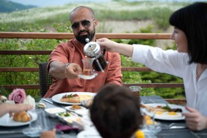 Colazione a buffet, servita tutte le mattine (18 USD a persona)
