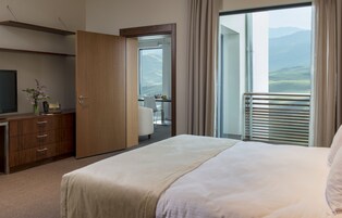 Deluxe Two Bedroom Apartment | Caja fuerte, cortinas opacas, sistema de insonorización y wifi gratis