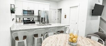 NEW Townhome - Pet Friendly - 3 BD - 30 Minutes from Adventure